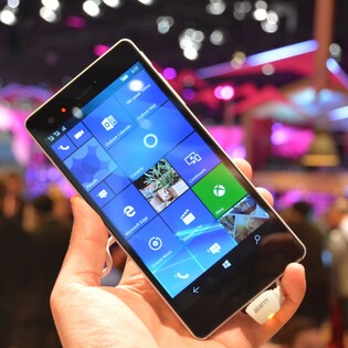 VAIO Phone Biz a další exotika s Windows 10 Mobile naživo