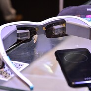 Číňané mají vlastní HoloLens. Spojili dvoje Google Glass