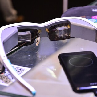 Číňané mají vlastní HoloLens. Spojili dvoje Google Glass