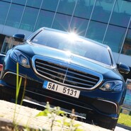 Auta a mobily: Mercedes-Benz E je vizáží manažer, duší geek