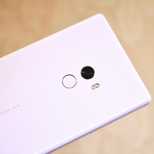 Sněhobílé Xiaomi Mi MIX je tu: fotografie a video přímo z místa