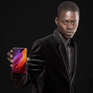 Černošský model z letáku Lidlu se stává tváří Xiaomi Mi MIX pro ČR