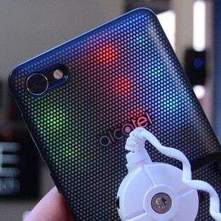 První dojmy z Alcatelu A5 LED: světelná show 