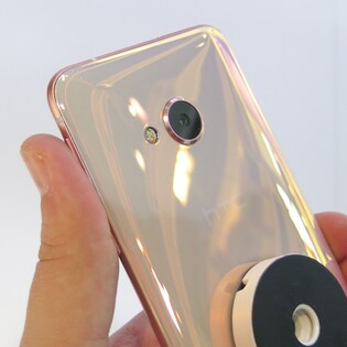 HTC U Play je třpytivá stylovka s nesmyslnou cenou (video)