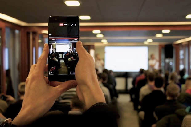 Jsme závislí na smartphonech? Velký evropský průzkum Huawei říká, že ano