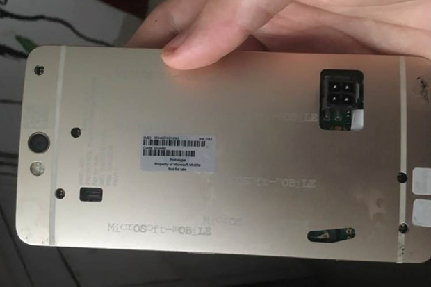 Takto vypadá zrušená Lumia 960. Měla být kovová