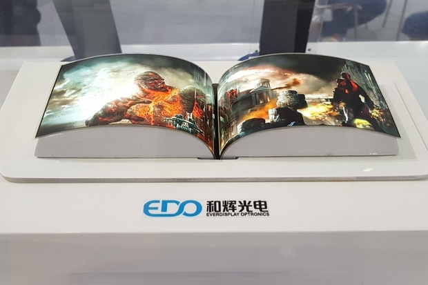 Ohebné displeje vidíme stále častěji. Kdy se dočkáme reálného použití?