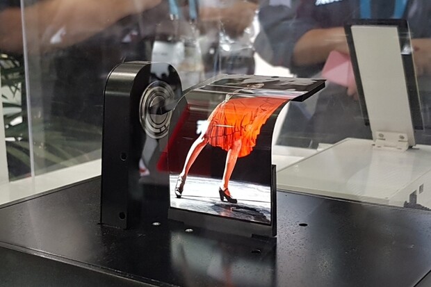 Samsung už má skládací telefon, ukázal jej za zavřenými dveřmi veletrhu CES 2018