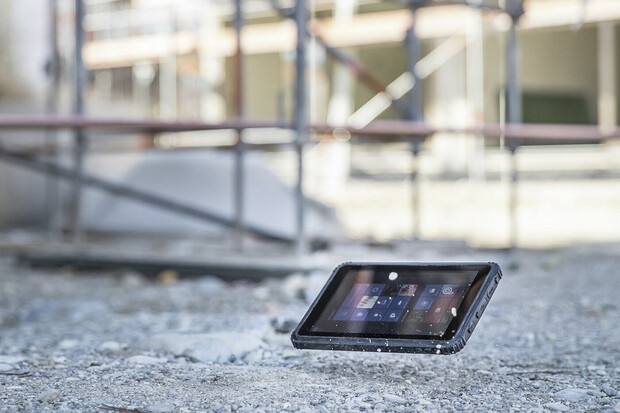 S Okny na stavbu. CAT představil odolný tablet T20