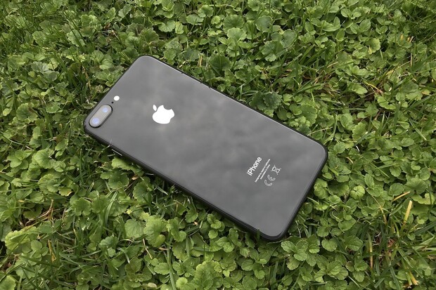 Některým iPhonům 8 a 8 Plus se nafukují baterie a poničí tělo telefonu