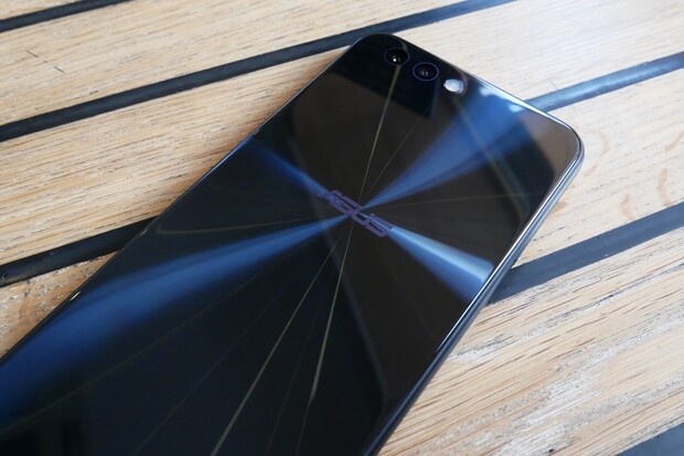 Chystaný ASUS ZenFone 5 se ukázal v AnTuTu s výřezem v displeji