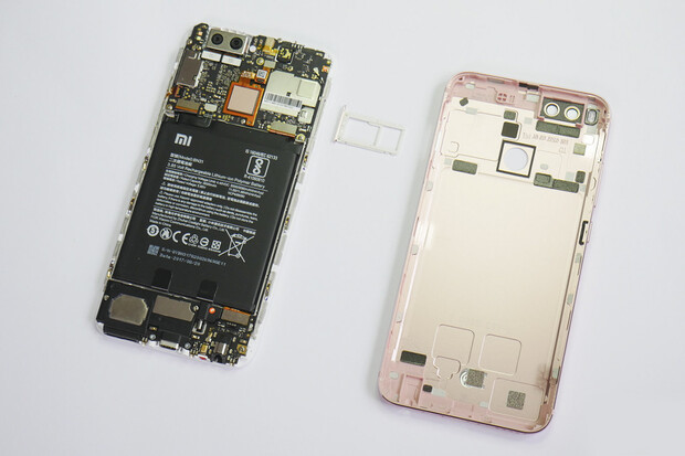 Xiaomimobile.cz rozebralo Xiaomi Mi A1. Co se skrývá uvnitř Androidu One?