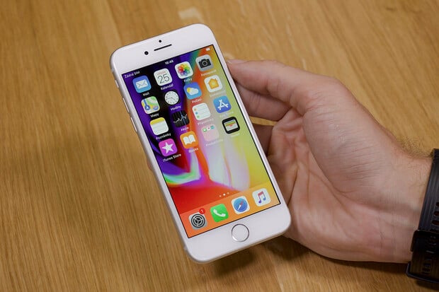 Apple prodal stejně iPhonů, ale přesto navýšil své příjmy