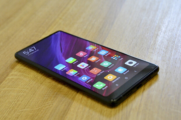 První dojmy z Xiaomi Mi MIX 2: menší telefon, větší rámečky