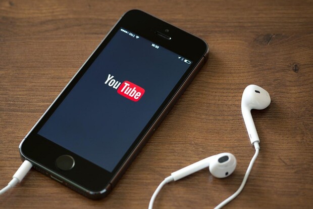 Tmavý režim v YouTube dorazil na iOS, Android se dočká brzy