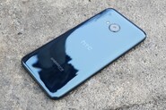 Recenze HTC U11 life – Čistý nitrem, zapatlaný tělem
