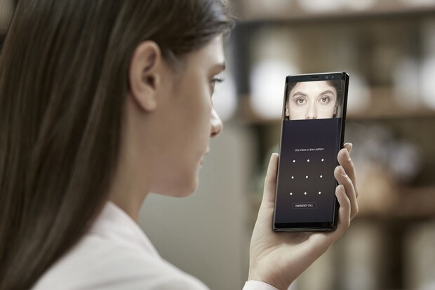 Patent Samsungu naznačuje, že i selfie kamera se v budoucnu ukryje za sklo displeje