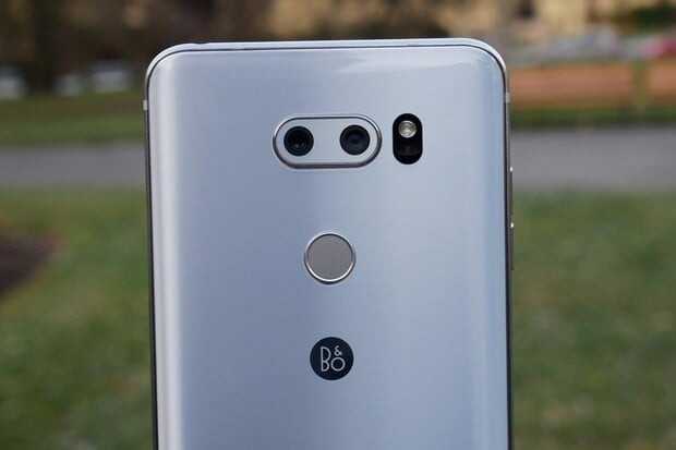 Mobilní divize LG je nadále ztrátová, situaci ale zachraňuje model V30