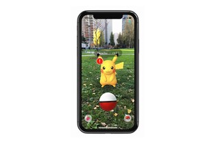 Muž byl přistižen, jak v autě na osmi telefonech hraje Pokémon Go