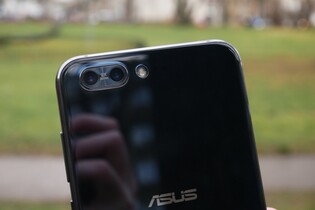 ASUS ZenFone 4 Pro v redakci. Podívejte se na něj zblízka v naší galerii