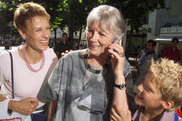 Češi se díky mobilům cítí mladší a ve větším bezpečí, ukázala studie