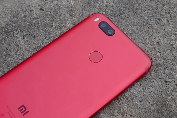 Pekelně červené Xiaomi Mi A1 zavítalo do redakce. Podívejte se na naší fotogalerii