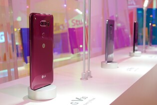 Nafotili jsme pro vás všech 8 barevných variant LG V30S ThinQ