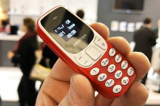 Nejmenší telefon na světě? Vypadá jako klon Nokie 3310, ale váží jen 21 gramů!