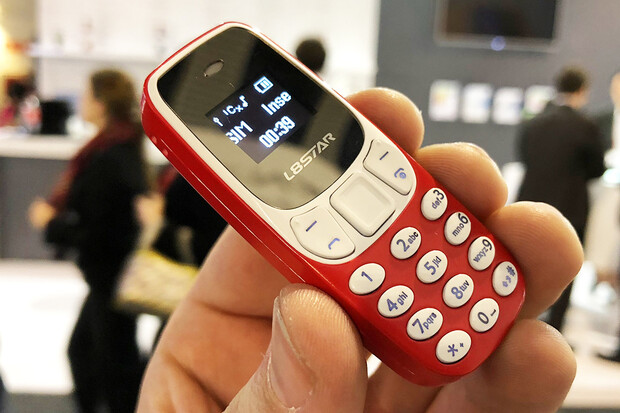 Nejmenší telefon na světě? Vypadá jako klon Nokie 3310, ale váží jen 21 gramů!