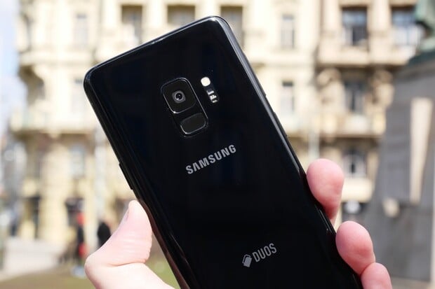 Samsung usnadňuje mimozáruční opravy prémiových telefonů