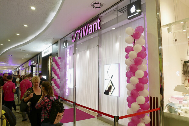 iWant otevřel novou prodejnu na Smíchově, slevy nalákaly mnoho zájemců
