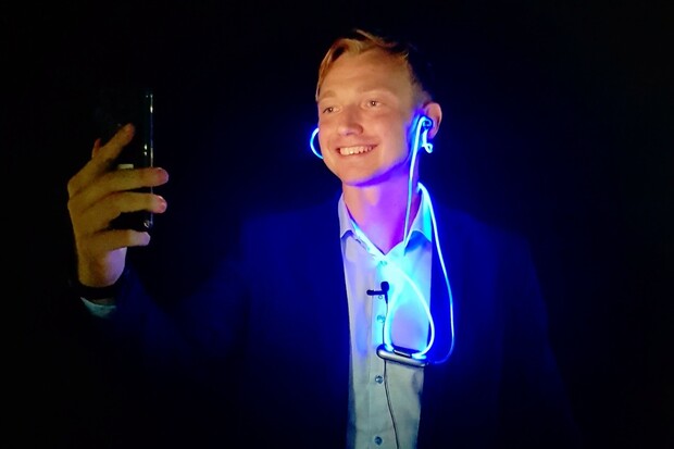 S těmito sluchátky budete vypadat jako mimozemšťani, osvítí vás laserem