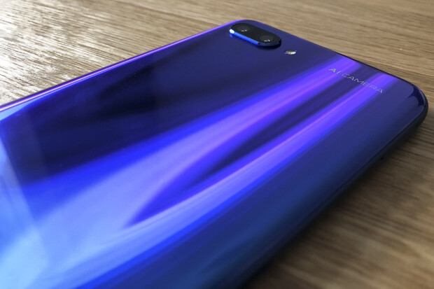 Honor 10 za necelých 10 tisíc. Povedený smartphone zlevňuje