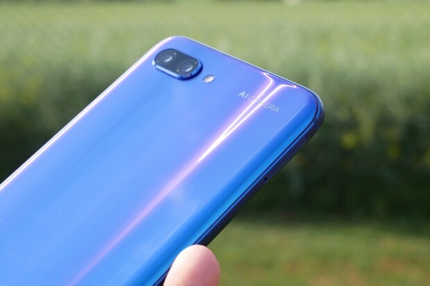 Souboj střední třídy na ostří nože: fotí lépe Honor 10, nebo Xiaomi Mi 8 Lite?