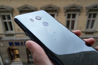 Zmáčkli jsme nové zrcátko. Testujeme HTC U11+
