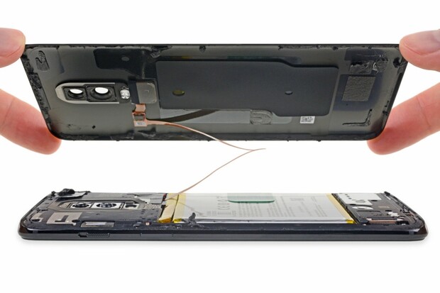 OnePlus 6 rozebráno. Baterii vyměníte snadno, s displejem to bude horší