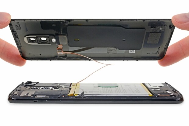 OnePlus 6 rozebráno. Baterii vyměníte snadno, s displejem to bude horší