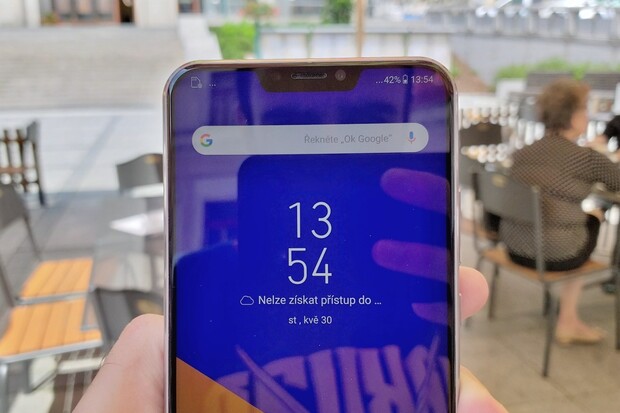 Fešák ze střední. Fotogalerie nového ASUSu ZenFone 5