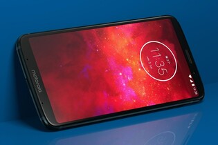 Česká cena Motoroly Moto Z3 Play překvapí. Alza navíc přihodí repráček zdarma
