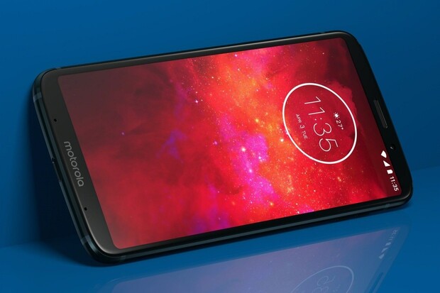 Česká cena Motoroly Moto Z3 Play překvapí. Alza navíc přihodí repráček zdarma