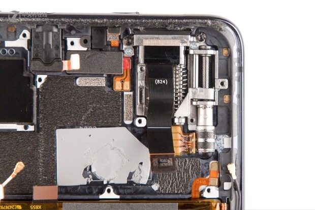 Podívejte se na mechanismus výsuvné selfie kamery u Viva NEX