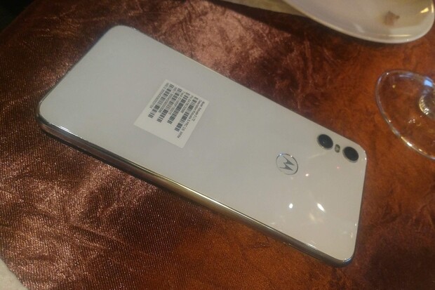 Motorola chystá další novinku zvanou One, unikla také v bílé variantě