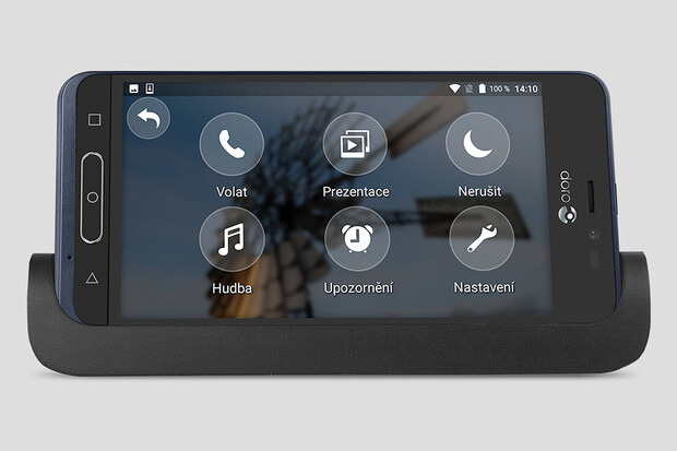 Doro 8035 je elegantní a slušně vybavený smartphone pro seniory