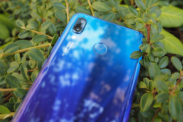 První dojmy z Huawei nova 3 s obřím displejem