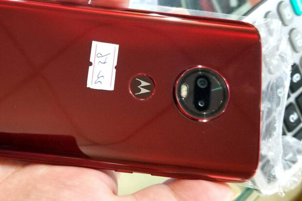 Kam kráčíš, Moto? Záhadný smartphone s výřezem uniká na snímcích