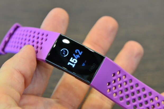 Nový náramek Fitbit Charge 3 naživo: hezčí a chytřejší