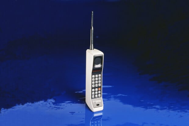První mobilní telefon slaví 35. narozeniny. Podívejte se na Motorolu DynaTAC 8000x