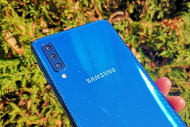 Trojočko v redakci. Začínáme testovat Samsung Galaxy A7 (2018)