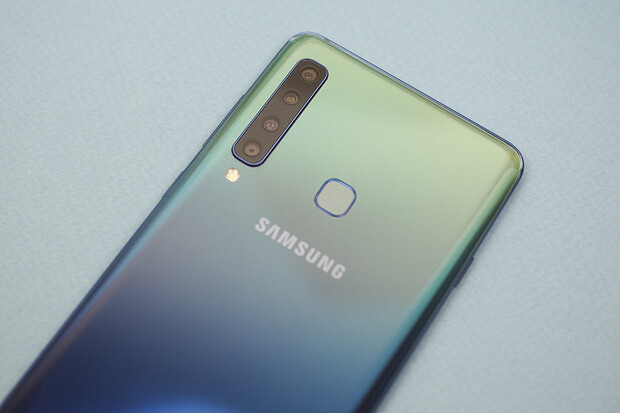 Samsung Galaxy A9 se čtyřmi fotoaparáty na zádech v redakci. Jak fotí?