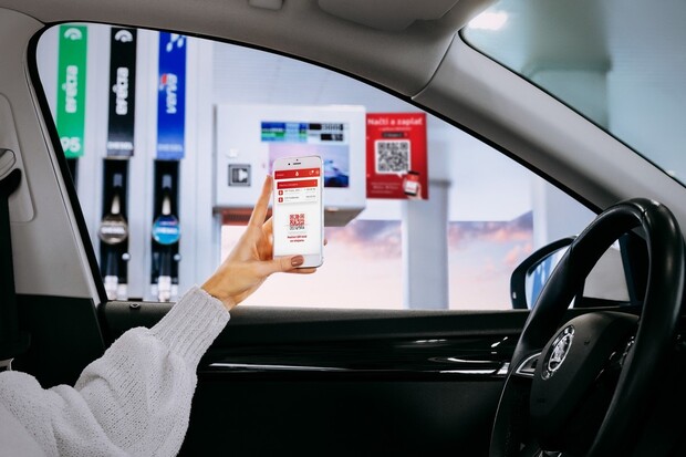 Benzina představila aplikaci pro bezkontaktní platby mobilem přímo u stojanu
